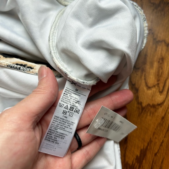 Women's Old Navy Ruched Deep V-Neck One Piece Swimsuit Leopard Animal Print. Med - Picture 7 of 8